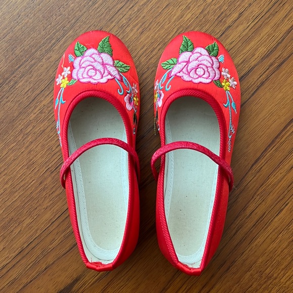 Girls embroidered red shoes, rubber treaded. - Picture 1 of 6